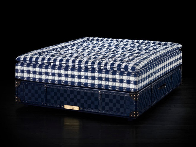 Ngoài chiếc giường trị giá 390.000 USD, Rafauli cũng gợi ý người mua có thể chọn những chiếc nệm cho thú cưng có giá từ 4.800 đến 6.400 USD. Ảnh: Ferris Rafauli.