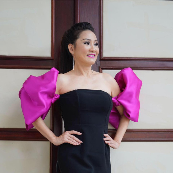 Hiện tại, ở tuổi 58, mới trải qua cuộc hôn nhân đổ vỡ với Quang Minh, Hồng Đào vẫn giữ được vóc dáng thon thả, làn da mịn. NSND Hồng Vân từng thú nhận ghen tỵ với bạn thân khi vẻ ngoài của chị trẻ trung hơn tuổi thật.