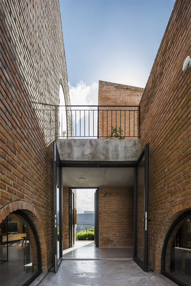 ầu hết hoạt động thường ngày của các thành viên trong gia đình diễn ra tại các không gian chức năng, vì vậy nhóm kiến trúc sư đã sử dụng các bức tường để ngăn cách, nhằm phân định lại chức năng của từng không gian và các thành viên có thể tự do hoạt động chuyển tiếp giữa các không gian khắp ngôi nhà. Ảnh:Oki Hiroyuki.