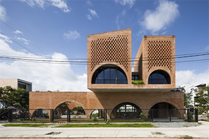 gôi nhà Cuckoo có diện tích 274m2, là ngôi nhà dành cho 4 người (bố mẹ và 2 trẻ em) kết hợp với quán cà phê ở Đà Nẵng.