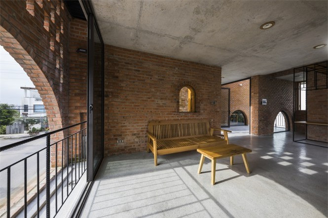 hối A là phòng ngủ chính gồm hai tầng, tầng trên là phòng ngủ và tầng còn lại là phòng tắm và tủ quần áo không cửa.