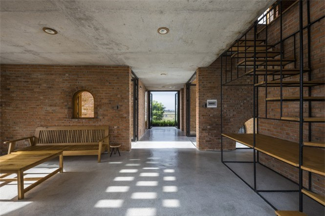 hông gian bên trong ngôi nhà được thiết kế tối giản.