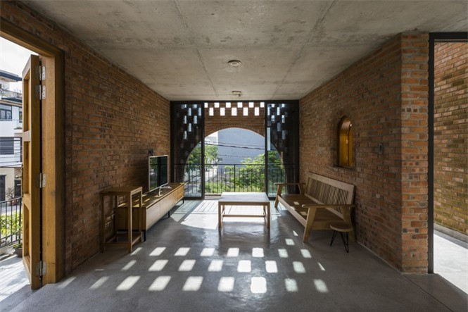 iểm nhấn của ngôi nhà là ánh sáng lọc qua các cửa hình vòm và các đường cắt gạch tạo ra các dải sáng tối hài hòa.