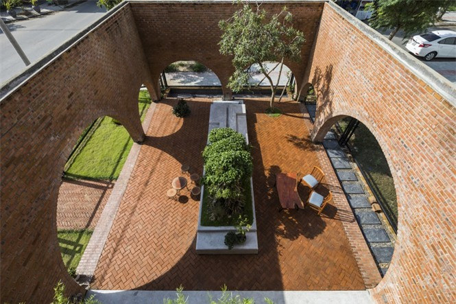 gôi nhà gây ấn tượng khi xây chủ yếu bằng gạch đất sét địa phương mang lại cảm giác quen thuộc cho người dùng.