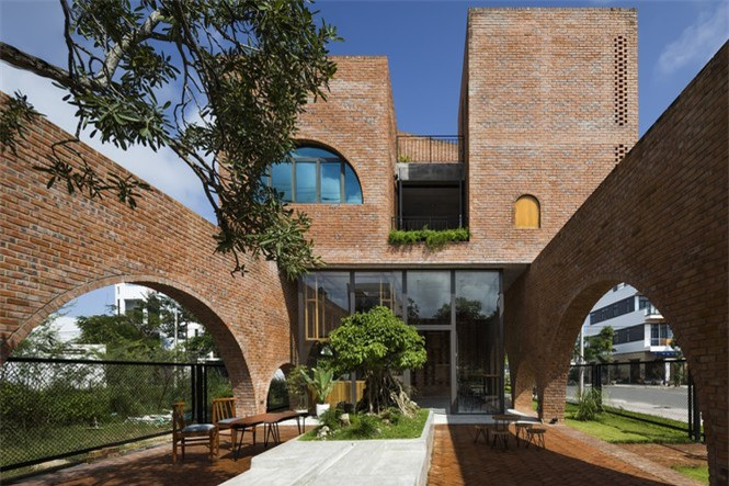 hối cơ sở làm lớp đệm bên dưới được sử dụng làm quán cà phê với không gian mở và thoáng, tận dụng khoảng sân vườn xanh mướt.