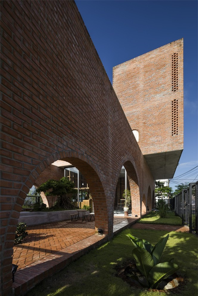 hối B cũng có hai tầng với tầng trên là phòng ngủ của trẻ em và dưới đây là phòng khách.Khối C là khu vực nhà bếp và bàn ăn.