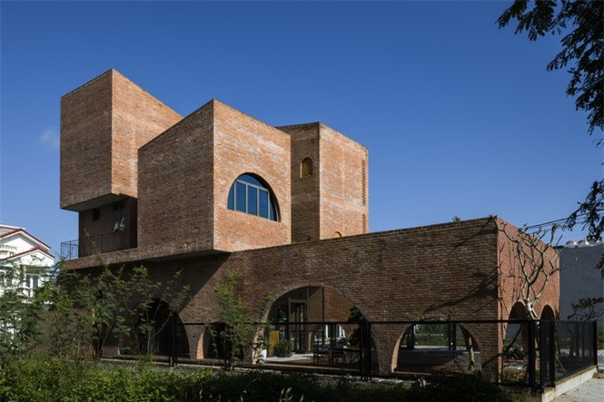 a khối ở trên là các không gian chức năng riêng biệt của ngôi nhà và được liên kết bởi các lớp đệm không được bao phủ đầy đủ.