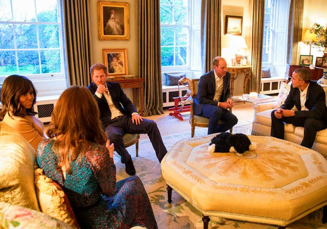 Phòng khách của cặp đôi được trang trí tinh tế và ấm cúng với nội thất màu kem tinh xảo theo phong cách hoàng gia. Điểm nhấn là những chiếc đèn bằng đá cẩm thạch được đặt trên chiếc bàn bằng gỗ sồi. Ảnh: Getty.