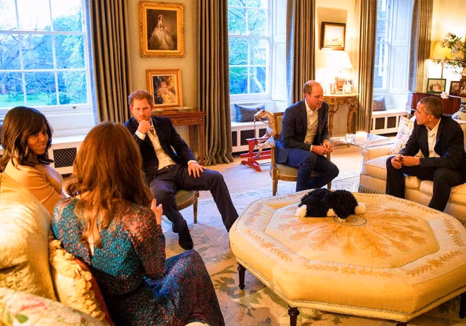 Phòng khách của cặp đôi được trang trí tinh tế và ấm cúng với nội thất màu kem tinh xảo theo phong cách hoàng gia. Điểm nhấn là những chiếc đèn bằng đá cẩm thạch được đặt trên chiếc bàn bằng gỗ sồi. Ảnh: Getty.