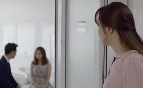 Nua dem, dong nghiep nu nhan tin mua qua tang chong toi-Hinh-2