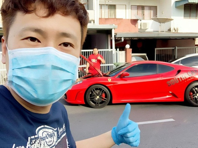 Lỗ nặng vì COVID-19, nhà hàng dùng xe sang Ferrari F430 giao hàng Lo nang vi COVID-19, nha hang dung xe sang Ferrari F430 giao hang