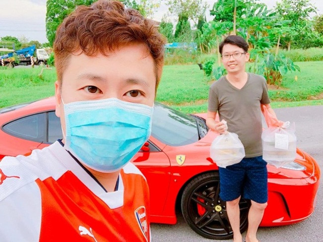 Lỗ nặng vì COVID-19, nhà hàng dùng xe sang Ferrari F430 giao hàng - Hình 2 Lo nang vi COVID-19, nha hang dung xe sang Ferrari F430 giao hang-Hinh-2