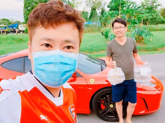 Lo nang vi COVID-19, nha hang dung xe sang Ferrari F430 giao hang-Hinh-2
