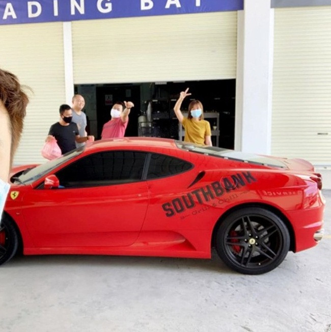 Lỗ nặng vì COVID-19, nhà hàng dùng xe sang Ferrari F430 giao hàng - Hình 4 Lo nang vi COVID-19, nha hang dung xe sang Ferrari F430 giao hang-Hinh-4