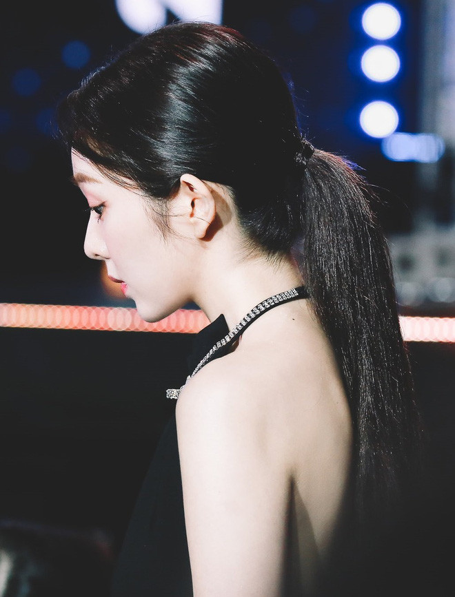 Bật mí cách đặc biệt giúp buộc tóc mà vẫn đẹp vào mùa hè - Hình 11 Bat mi cach dac biet giup buoc toc ma van dep vao mua he-Hinh-11