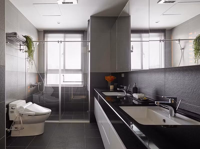 Bồn rửa tay đôi dành cho hai cậu con trai để các bé tự vệ sinh cá nhân vào những lúc vợ chồng bận rộn./.