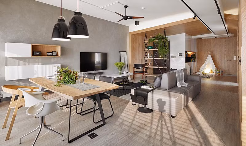 Hai vợ chồng chủ nhà cố gắng mở rộng khu vực công cộng, thu nhỏ khu vực phòng ngủ để chừa khoảng trống bố trí không gian chơi đùa dành cho các con.