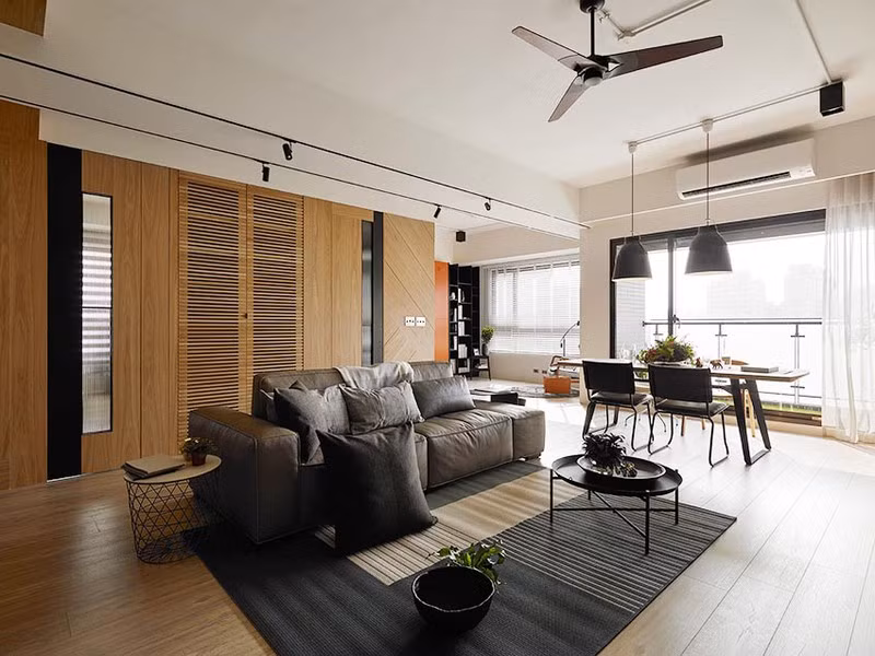 Phòng khách đóng khung trong một chiếc ghế sofa dài, cùng bàn café đơn giản. Tấm thảm trải sàn lót dưới ghế, để cả gia đình có thể ngồi chơi ngay dưới sàn.