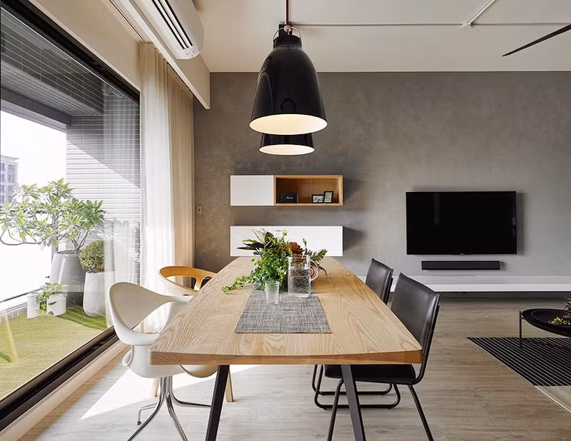 Cả gia đình thường dành rất nhiều thời gian quanh bàn ăn, vì vậy nó được sắp xếp cạnh khung cửa kính, kéo dài từ sàn đến trần để cả gia đình có bữa sáng ngon miệng.