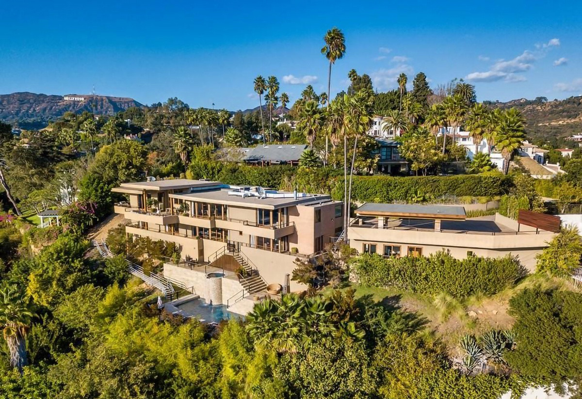 Căn biệt thự của ngôi sao điện ảnh người Mỹ được hoàn thiện vào năm 1964, có diện tích khoảng 524 m2 với 4 phòng ngủ và 5 phòng tắm. Đi kèm với ngôi nhà chính dành cho gia chủ là một căn nhà khách nhỏ với đầy đủ tiện nghi.