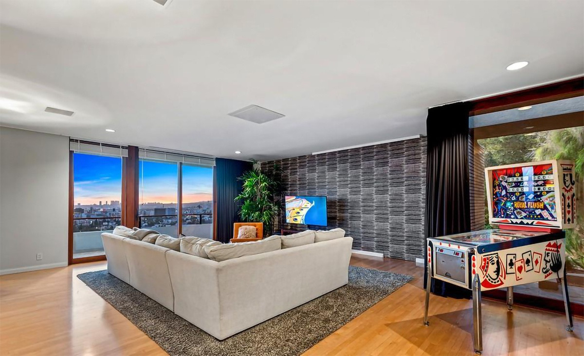 Những nội thất đơn giản ở phòng gia đình đem đến cảm giác ấm cúng và gần gũi. Khu vực này còn được trang bị một bàn chơi game cổ điển.