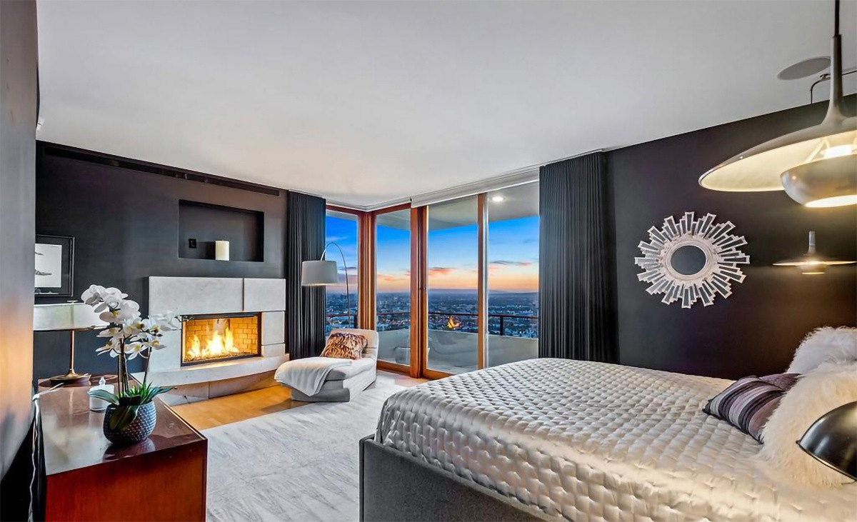 Phòng ngủ chính trang nhã, tràn ngập ánh sáng tự nhiên, mang những gam màu tương phản được phối hài hoà. Căn phòng này còn được tích hợp với ban công và một phòng tắm riêng.