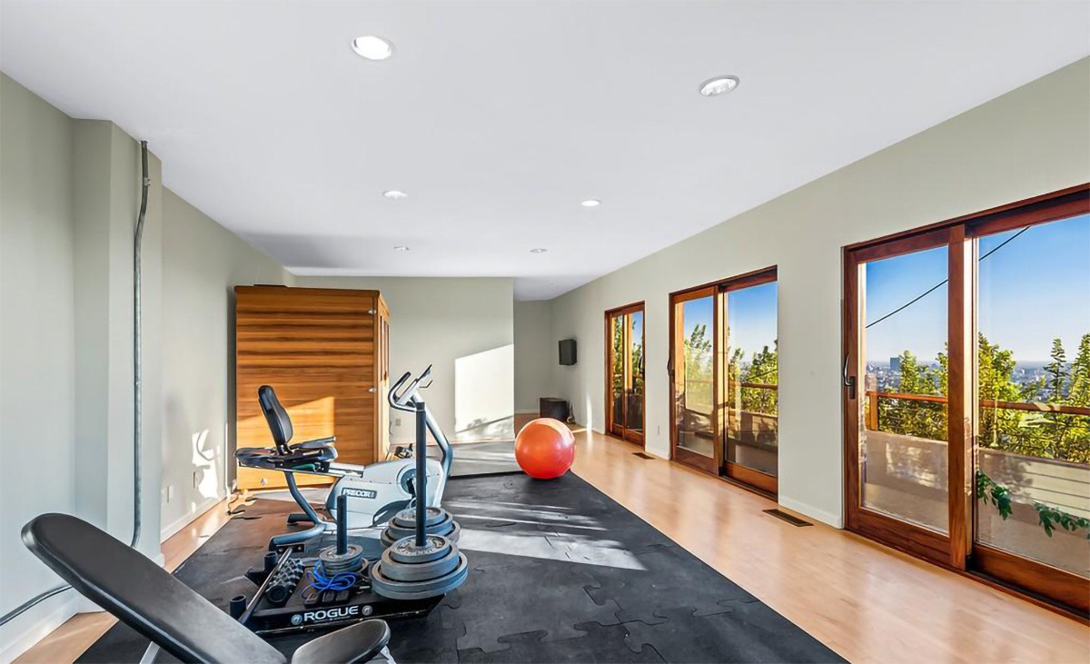 Những tiện ích nổi bật khác bên trong căn biệt thự có thể kể đến phòng tập thể dục, phòng xông hơi, và khu vực giải trí.
