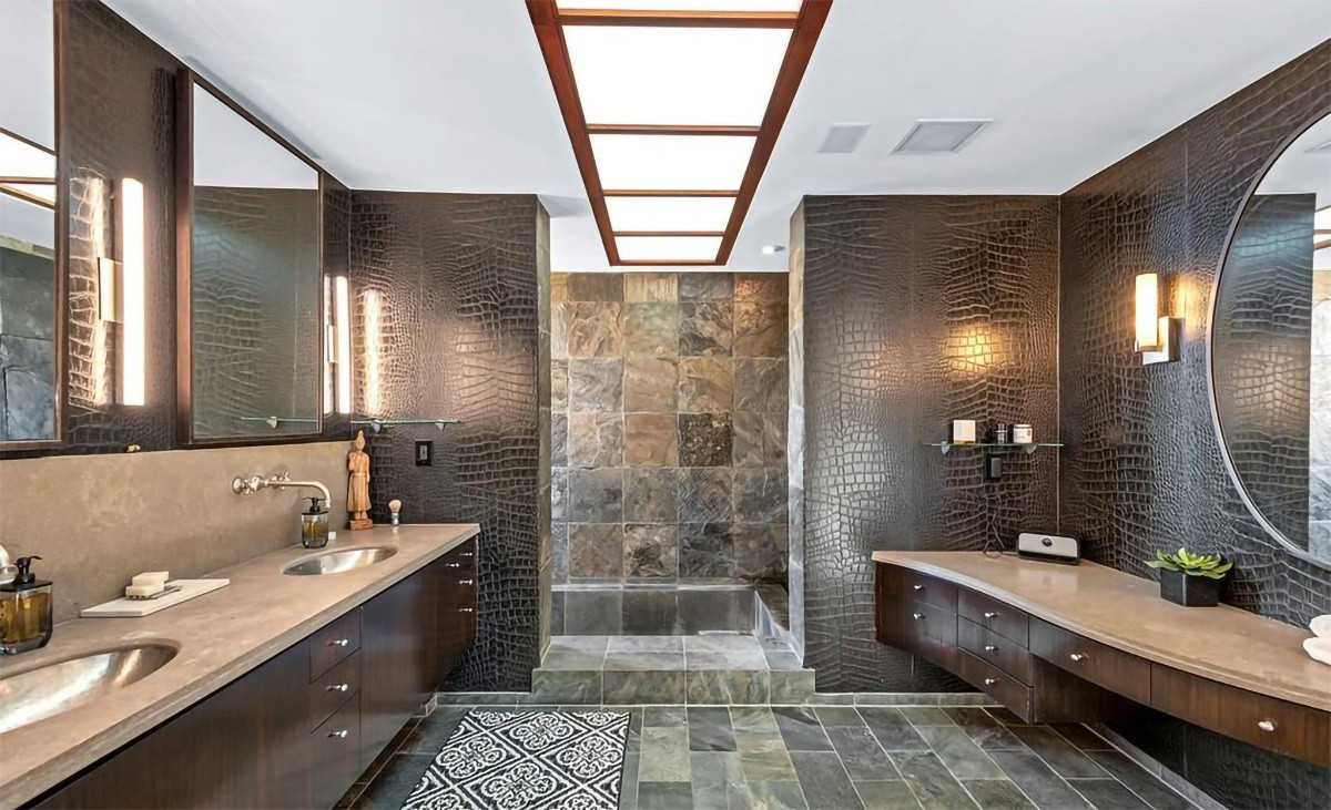 Phòng tắm chính rộng rãi, lộng lẫy với nhiều tiện nghi cao cấp.