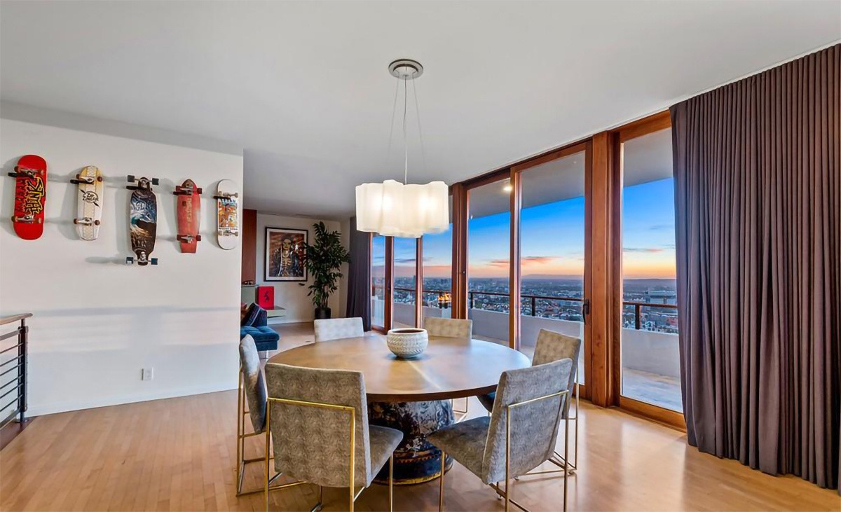 Phòng ăn thông thoáng, được bài trí tinh tế. Điểm nhấn tại đây là những chiếc ván trượt kiểu cũ được sắp xếp để trở thành vật trang trí độc đáo.