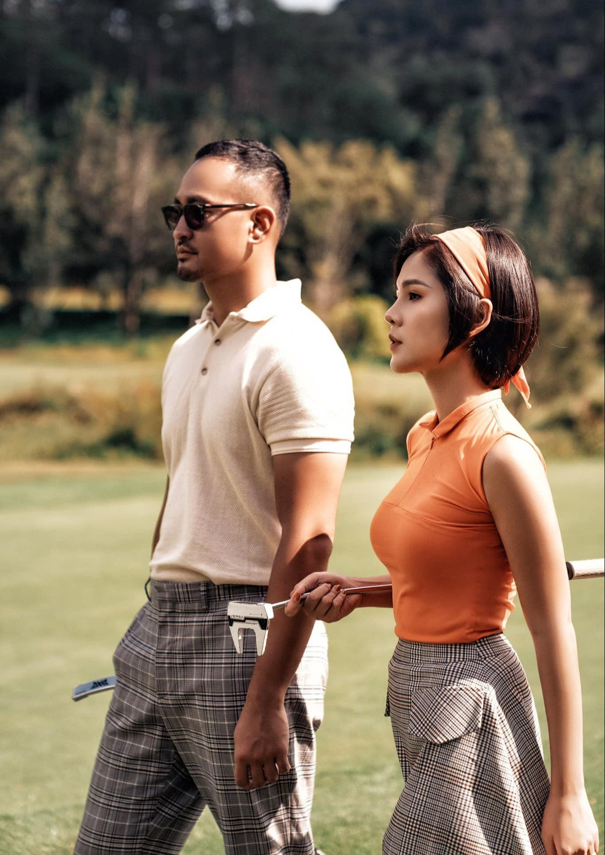 Vũ Thu Hoài lần đầu công khai danh tính bạn trai vào tháng 6/2020 sau gần một năm hẹn hò kín tiếng. Thu Hoài và Hoàng Nam được dân mạng khen đẹp đôi khi thường xuyên khoe ảnh chụp chung trên trang cá nhân. Chia sẻ với Zing, nữ MC cho biết cả cô và bạn trai đã nghĩ ngay đến chuyện kết hôn chỉ sau 3 tháng hẹn hò. "Tôi cũng nghĩ đó là khoảng thời gian khá nhanh nhưng tôi tin đây là người tôi tìm kiếm. Ngoài ra, gia đình anh cũng giúp chúng tôi 'đốt cháy giai đoạn'", Thu Hoài nói. Ảnh: FBNV.