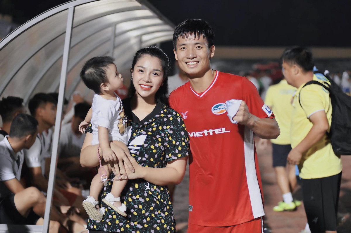 Tháng 6 năm ngoái, thủ quân CLB Viettel và bạn gái Khánh Linh tổ chức đám hỏi sau khoảng 9 tháng công khai mối quan hệ. Sau đó 4 tháng, cả hai chào đón con gái đầu lòng, bé Sushi. "Tư" Dũng được fan mệnh danh là "ông bố quốc dân" khi thường xuyên đăng những hình ảnh, clip thay vợ chăm sóc con gái trên trang cá nhân. Ảnh: FBNV.