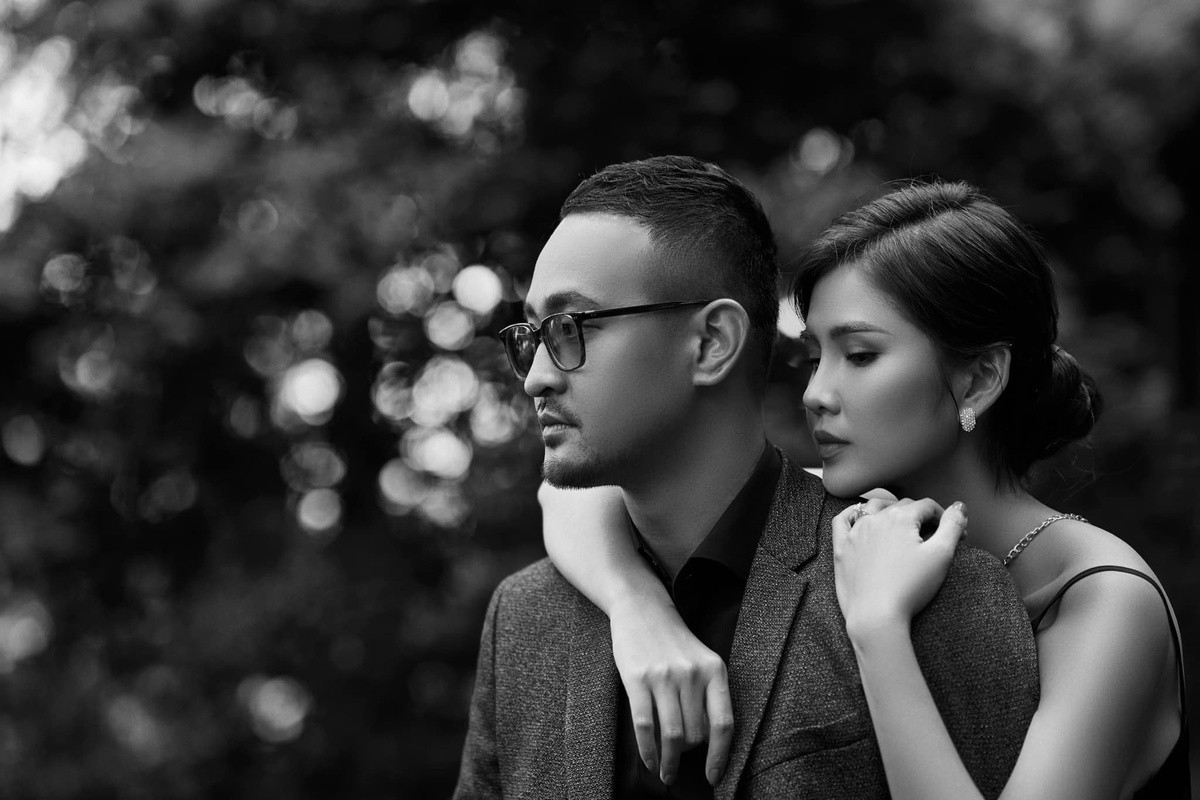 Ngày 25/11, MC Vũ Thu Hoài và bạn trai Nguyễn Nghiêm Hoàng Nam tổ chức lễ cưới đầu tiên trên sân golf sau 4 tháng đính hôn. Tiệc cưới đầu tiên khá nhỏ gọn, chỉ bao gồm người thân và bạn bè thân thiết của cô dâu chú rể, trong đó có diễn viên Phanh Lee, Lã Thanh Huyền, Huyền Lizzie... Thời gian gần đây, nữ MC cũng nhận được nhiều sự quan tâm của dân mạng khi thường xuyên đăng tải loạt ảnh cưới lãng mạn lên trang cá nhân. Ảnh: FBNV.