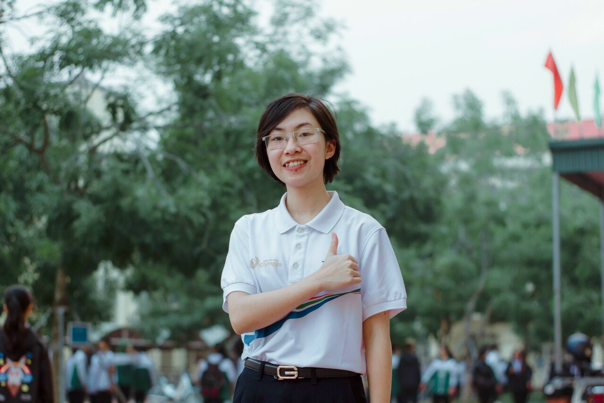 Gần đây, Thu Hằng khiến nhiều người bất ngờ khi đổi sang kiểu tóc ngắn cá tính. Cô hiện học lớp 12 và là thành viên đội tuyển học sinh giỏi môn Sinh của trường. Từng chia sẻ với Zing, Thu Hằng tiết lộ trong tương lai, cô muốn học tập, nghiên cứu trong lĩnh vực Sinh học. Nhà vô địch Olympia cho biết hiện tại bản thân chưa nghĩ đến việc sẽ chọn ngành gì nếu sang Australia du học sau khi tốt nghiệp THPT. Ảnh: FBNV.