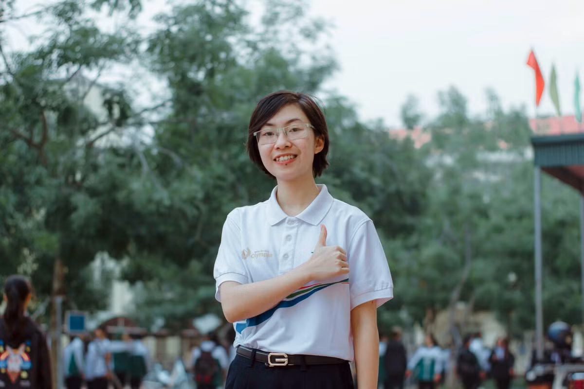 Gần đây, Thu Hằng khiến nhiều người bất ngờ khi đổi sang kiểu tóc ngắn cá tính. Cô hiện học lớp 12 và là thành viên đội tuyển học sinh giỏi môn Sinh của trường. Từng chia sẻ với Zing, Thu Hằng tiết lộ trong tương lai, cô muốn học tập, nghiên cứu trong lĩnh vực Sinh học. Nhà vô địch Olympia cho biết hiện tại bản thân chưa nghĩ đến việc sẽ chọn ngành gì nếu sang Australia du học sau khi tốt nghiệp THPT. Ảnh: FBNV.