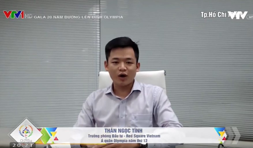 Sau khi rời sân chơi Olympia, Thân Ngọc Tĩnh - đối thủ của Đặng Thái Hoàng và là một trong số á quân gây chú ý nhất - sang Australia học ngành Tài chính tại ĐH Swinburne. Năm 2018, anh từng hoạt động trong lĩnh vực tài chính tại Singapore và quyết định trở về Việt Nam làm việc. Xuất hiện trong Gala 20 năm của Olympia vào tháng 9, Ngọc Tĩnh giới thiệu anh hiện là trưởng phòng đầu tư Công ty Red Square Vietnam tại TP.HCM. Ảnh cắt từ clip.