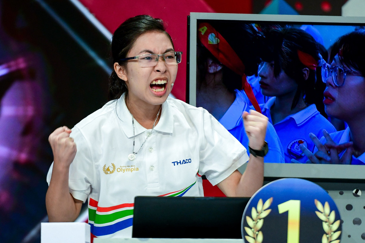 Tại trận chung kết Đường lên đỉnh Olympia năm thứ 20, Nguyễn Thị Thu Hằng (sinh năm 2004) - đại diện THPT Kim Sơn A, Ninh Bình - vượt qua 3 nam sinh để giành vòng nguyệt quế với 235 điểm. Cô là nữ sinh vô địch Olympia sau 9 năm các nam sinh chiếm ưu thế. Khi chiến thắng, Thu Hằng vướng một số lời chê trách về thái độ ăn mừng quá tự tin. Sau cuộc thi, quán quân Olympia 2020 chia sẻ cô mới 17 tuổi và chưa thể tiết chế được cảm xúc nên mong mọi người hiểu. Ảnh: Quỳnh Trang.