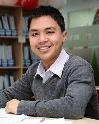 Sau khi tốt nghiệp THPT, tương tự hầu hết quán quân trước đó, Minh Đức chọn đi du học tại ĐH Công nghệ Swinburne, ngành Kinh doanh. Các môn của Đức đều đạt loại giỏi và xuất sắc. Chia sẻ trên truyền hình vào đầu năm nay, nhà vô địch Olympia năm 10 cho biết anh hiện là nghiên cứu sinh ngành Kinh tế tại Swinburne. Bên cạnh đó, Minh Đức còn tham gia giảng dạy môn Nguyên lý kinh tế. Chàng trai 28 tuổi cũng chia sẻ anh từng về nước trong một thời gian và giảng dạy ở một trường đại học. Ảnh cắt từ clip, FB.