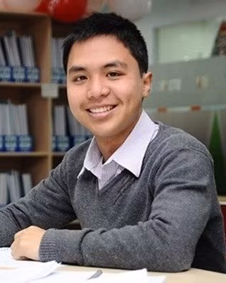 Sau khi tốt nghiệp THPT, tương tự hầu hết quán quân trước đó, Minh Đức chọn đi du học tại ĐH Công nghệ Swinburne, ngành Kinh doanh. Các môn của Đức đều đạt loại giỏi và xuất sắc. Chia sẻ trên truyền hình vào đầu năm nay, nhà vô địch Olympia năm 10 cho biết anh hiện là nghiên cứu sinh ngành Kinh tế tại Swinburne. Bên cạnh đó, Minh Đức còn tham gia giảng dạy môn Nguyên lý kinh tế. Chàng trai 28 tuổi cũng chia sẻ anh từng về nước trong một thời gian và giảng dạy ở một trường đại học. Ảnh cắt từ clip, FB.