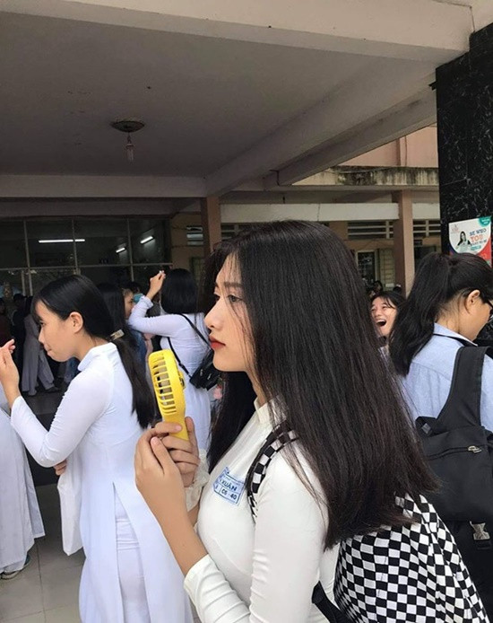 Ngay sau khi những hình ảnh chụp lại khoảnh khắc trong lễ tổng kết năm học được đăng tải trên mạng xã hội đã nhận được hàng nghìn lượt tương tác, đa số trong các bình luận là khen ngợi cho nhan sắc xinh xắn, nổi bật cùng góc nghiêng ấn tượng của Trang.