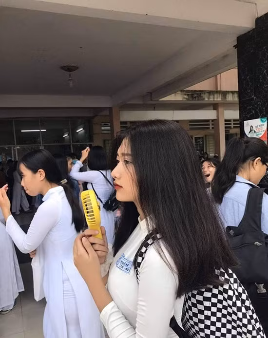 Ngay sau khi những hình ảnh chụp lại khoảnh khắc trong lễ tổng kết năm học được đăng tải trên mạng xã hội đã nhận được hàng nghìn lượt tương tác, đa số trong các bình luận là khen ngợi cho nhan sắc xinh xắn, nổi bật cùng góc nghiêng ấn tượng của Trang.