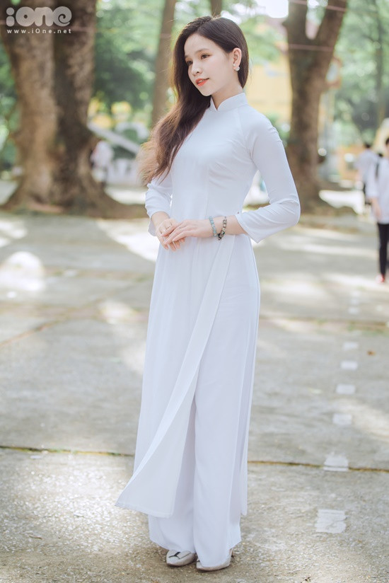 Theo chia sẻ của nữ sinh Tống Châu Khanh (Lớp 12 song ngữ): "Lễ bế giảng năm nay thật đặc biệt khi diễn ra muộn hơn so với mọi năm vì Covid-19. Có lẽ vì thế mà thời gian chúng em được ở bên thầy cô, bạn bè và mái trường lâu hơn những khóa khác".