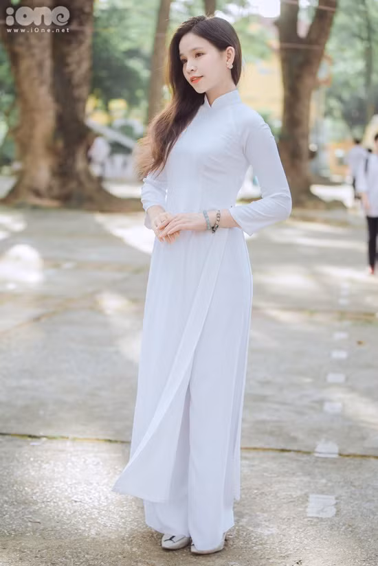 Theo chia sẻ của nữ sinh Tống Châu Khanh (Lớp 12 song ngữ): "Lễ bế giảng năm nay thật đặc biệt khi diễn ra muộn hơn so với mọi năm vì Covid-19. Có lẽ vì thế mà thời gian chúng em được ở bên thầy cô, bạn bè và mái trường lâu hơn những khóa khác".