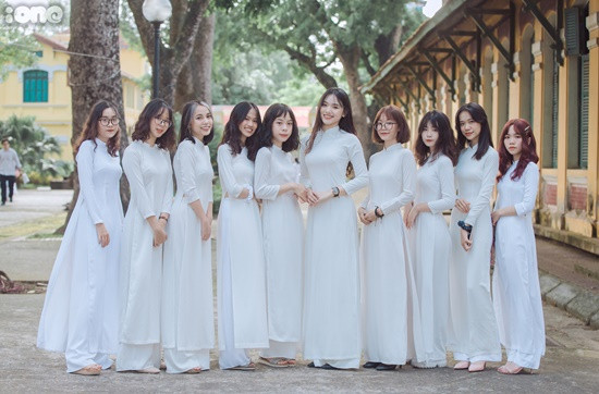 Trước đó, trong buổi lễ bế giảng tại trường THPT Chu Văn An, Hà Nội, hàng trăm nữ sinh trong áo dài trắng cũng khiến vạn chàng trai mê mệt.