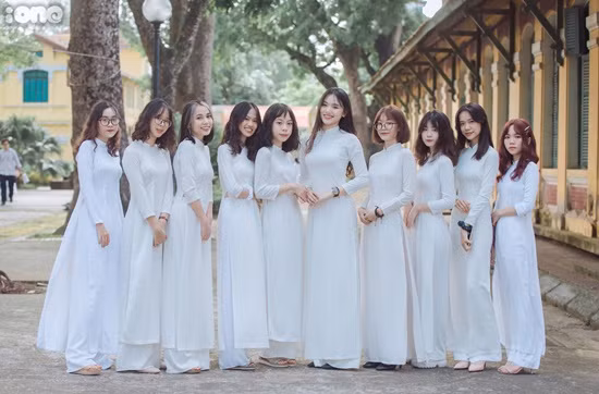 Trước đó, trong buổi lễ bế giảng tại trường THPT Chu Văn An, Hà Nội, hàng trăm nữ sinh trong áo dài trắng cũng khiến vạn chàng trai mê mệt.