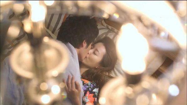 Chiec phong bi duoi goi qua chong den tham ban than om