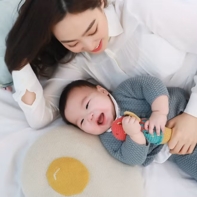 Yu Ram hiện có 2 người con kháu khỉnh. Cô thường chia sẻ các tấm ảnh chụp cùng gia đình lên trang cá nhân và nhận được nhiều lời khen ngợi. Ở tuổi 33, cô ngày càng trẻ trung, xinh đẹp, đúng như biệt danh "người đẹp không tuổi". Ảnh: NV.