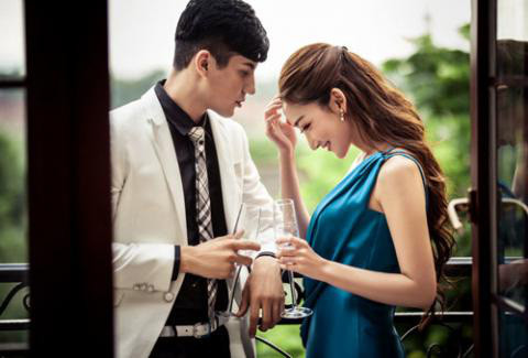 Nỗi khổ của người đàn ông lấy vợ đã trẻ lại còn đẹp Noi kho cua nguoi dan ong lay vo da tre lai con dep