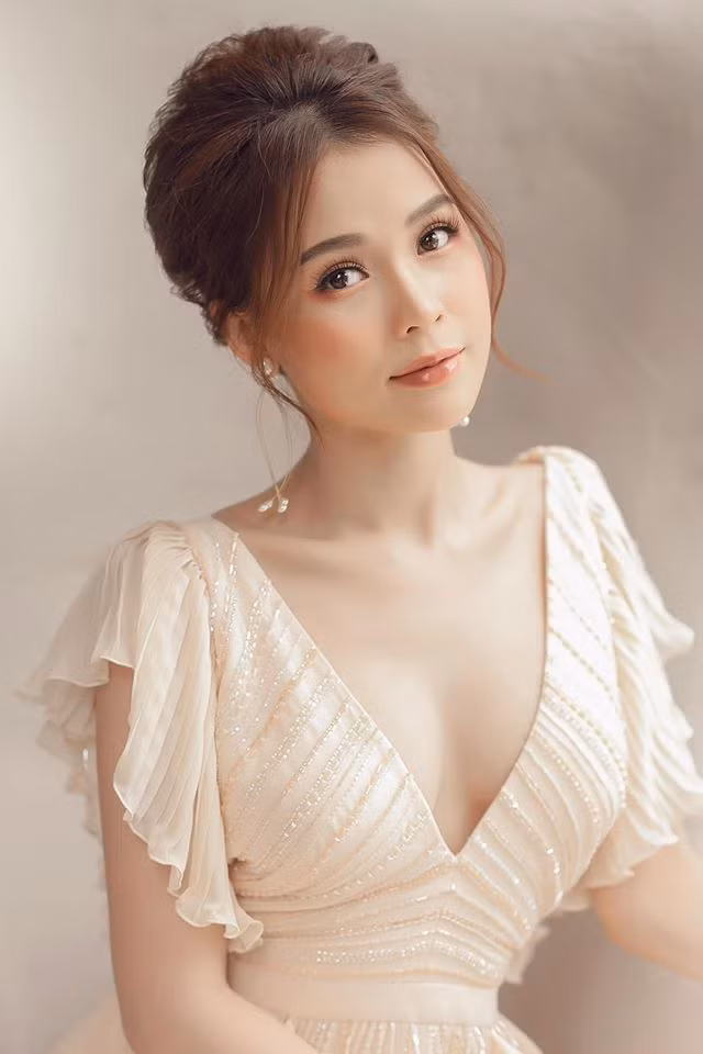 Hot girl co tai san 50 ty lao dao vi co phieu tut doc-Hinh-2