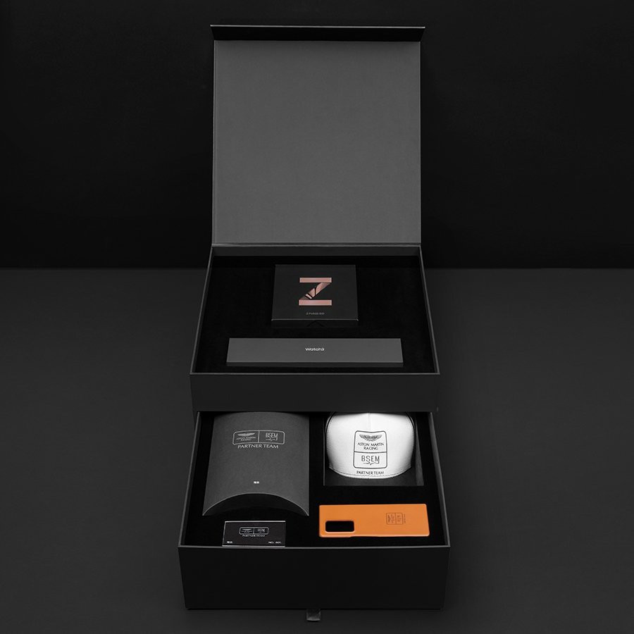 Sản phẩm này sẽ được đặt trong một hộp màu xám, trên nắp có dòng chữ Galaxy Z Fold2 5G và Galaxy Watch3 đồng nghĩa bộ sản phẩm sẽ không có tai nghe Galaxy Buds Live như Thom Browne Edition. Phiên bản này sẽ được Tmall phân phối.