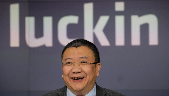 Ngay sau sự việc trên, một động thái khác vừa mới xảy ra là chủ tịch Luckin Coffee - ông Charles Zhengyao Lu và CEO Jenny Zhiya Qian đã giao cổ phần trong chuỗi cà phê Trung Quốc sau khi một công ty do gia đình Lu quản lý đã vỡ nợ do khoản vay 518 triệu USD, hãng Reuters dẫn thông tin một ngân hàng cho hay.